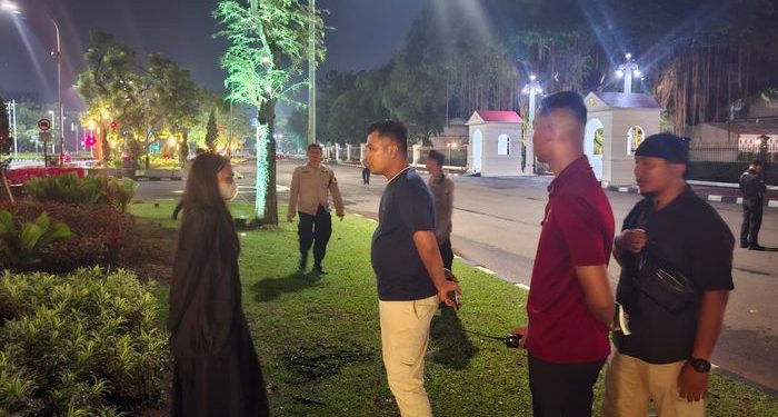 Seorang wanita diduga hendak bunuh diri di depan Istana Merdeka, Jakarta. (dok. istimewa)