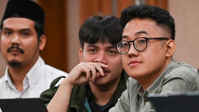 Direktur Eksekutif Lokataru Delpedro Marhaen Rismansyah dan tiga terdakwa lain divonis bebas. (dok. istimewa)