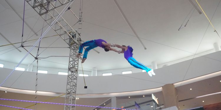 The Park Semarang menghadirkan pertunjukan akrobat internasional Magical Journey on Flying Trapeze dari Rusia pada 14–29 Maret 2026 sebagai hiburan Ramadan dan libur Lebaran. (dok. istimewa)