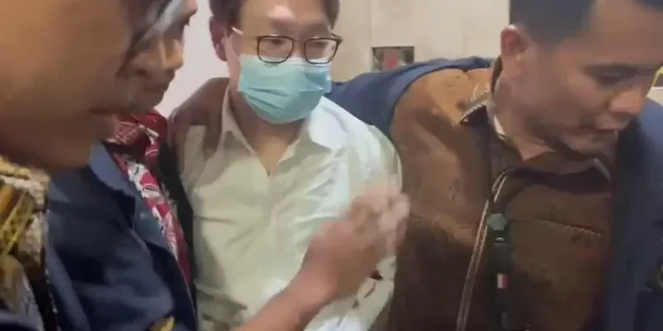 Dokter Richard Lee ditahan Polda Metro Jaya setelah mangkir pemeriksaan sebagai tersangka kasus pelanggaran perlindungan konsumen dan memilih live TikTok. (dok. istimewa)