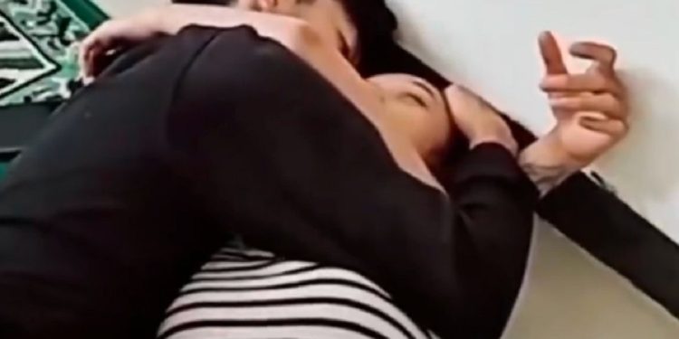 Video sejoli tidur berpelukan di musala Pantai Logending Kebumen viral. (dok. istimewa)