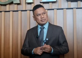 Ketua Umum PAN Zulkifli Hasan melantik Uya Kuya sebagai Ketua DPW PAN DKI Jakarta menggantikan Eko Patrio. PAN menyebut Uya dipilih karena integritas, komitmen, dan jejaring sosialnya. (dok. istimewa)