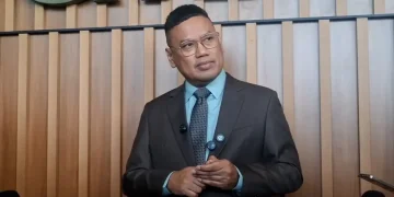 Ketua Umum PAN Zulkifli Hasan melantik Uya Kuya sebagai Ketua DPW PAN DKI Jakarta menggantikan Eko Patrio. PAN menyebut Uya dipilih karena integritas, komitmen, dan jejaring sosialnya. (dok. istimewa)