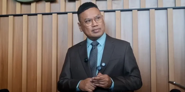 Ketua Umum PAN Zulkifli Hasan melantik Uya Kuya sebagai Ketua DPW PAN DKI Jakarta menggantikan Eko Patrio. PAN menyebut Uya dipilih karena integritas, komitmen, dan jejaring sosialnya. (dok. istimewa)