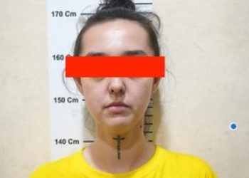 Seorang mantan artis berinisial F ditetapkan sebagai tersangka dalam kasus penipuan online jaringan internasional di Sukoharjo. (dok. Polda Jateng)