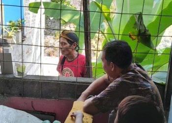 Kadisdik Kota Semarang Bambang Pramusinto saat berdialog dengan Juladi, ayah siswi SD yang viral sekolah menyeberangi sungai gegara akses rumah ditutup (dok. istimewa)