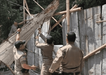 Ari Seiawan warga Sinar Waluyo Semarang memblokir jalan kampung diprotes warga lain. (dok. istimewa)