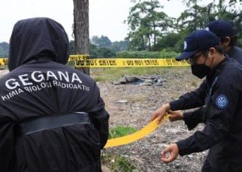 Personel Gegana Brimob sedang melakukan monitoring cemaran radioaktif di Kawasan Industri Modern Cikande Jawa Barat (dok. CNBC)